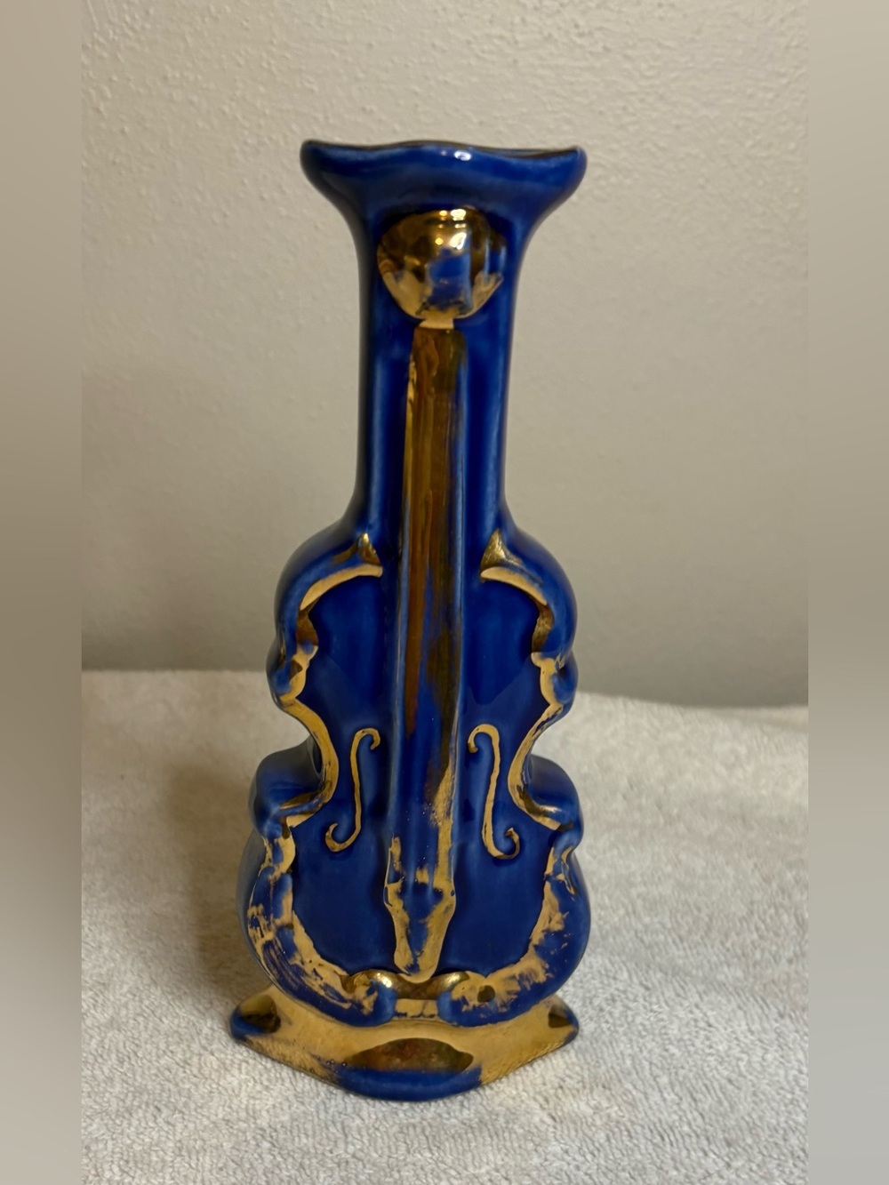 Vintage 8.25” Cobalt Blue Violin Shaped Vase – Warranted 22 Carat Gold – Mid Cen